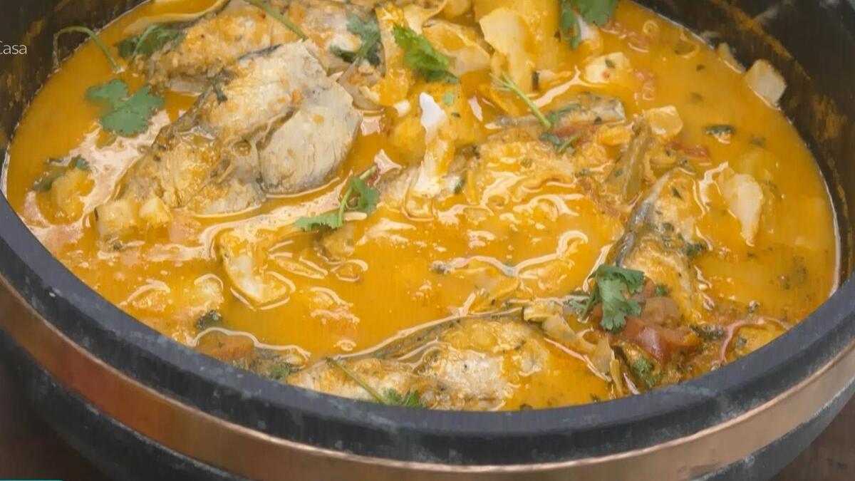 Moqueca de Peixe com banana-da-terra e lâminas de coco já pronta no prato do É de Casa