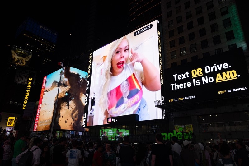 Suellen Carey no telão da Times Square pedindo vaga para Boninho no BBB