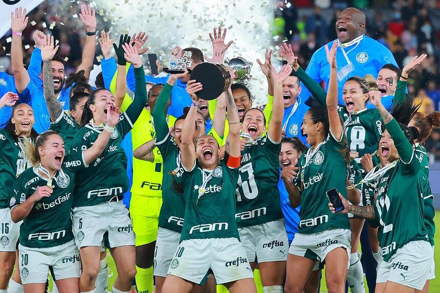 Bia Zaneratto, do Palmeiras, ergue troféu de campeão da Libertadores feminina