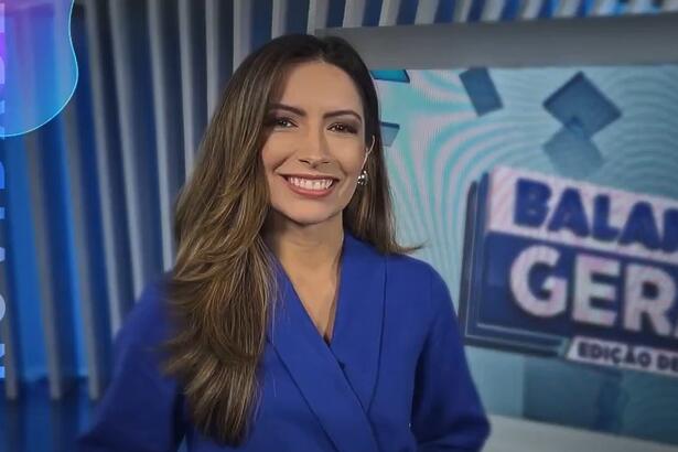 Paloma Poeta sorrindo enquanto anuncia as novidades do Balanço Geral RJ