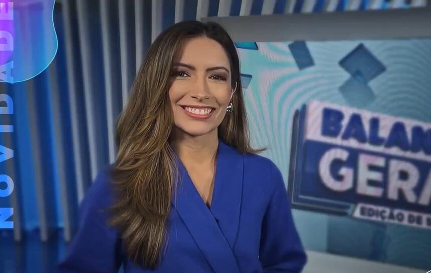 Paloma Poeta sorrindo enquanto anuncia as novidades do Balanço Geral RJ