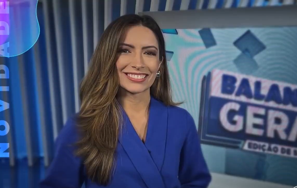 Paloma Poeta sorrindo enquanto anuncia as novidades do Balanço Geral RJ