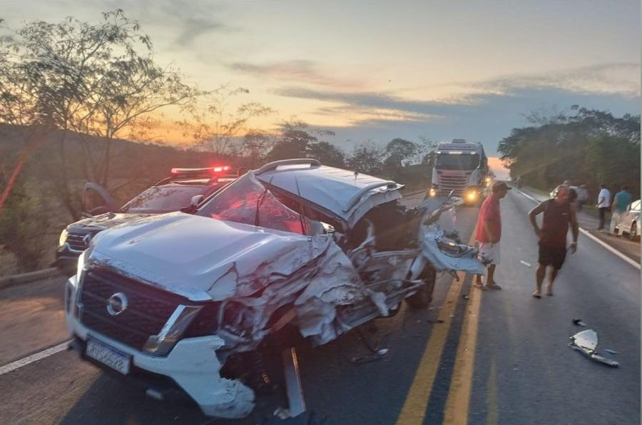 Carro do cantor Regis Danese destruído após o acidente