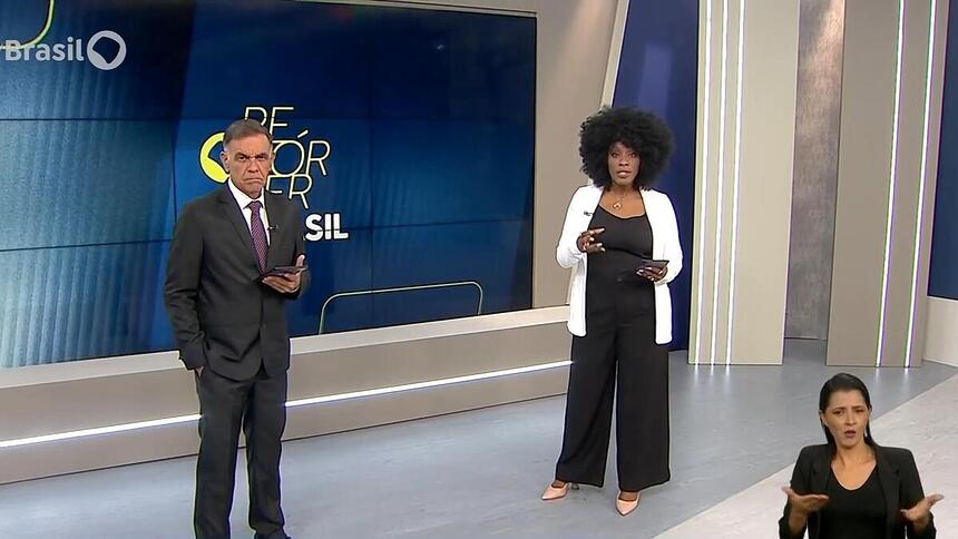 Luiz Carlos Braga ao lado de Maria Paula Sato no cenário do novo Repórter Brasil da TV Brasil