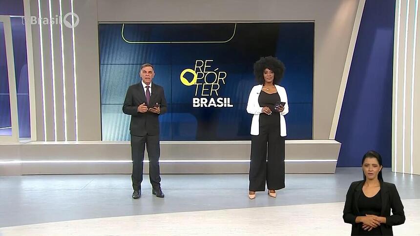 Luiz Carlos Braga e Maria Paula Sato no centro do cenário do novo Repórter Brasil