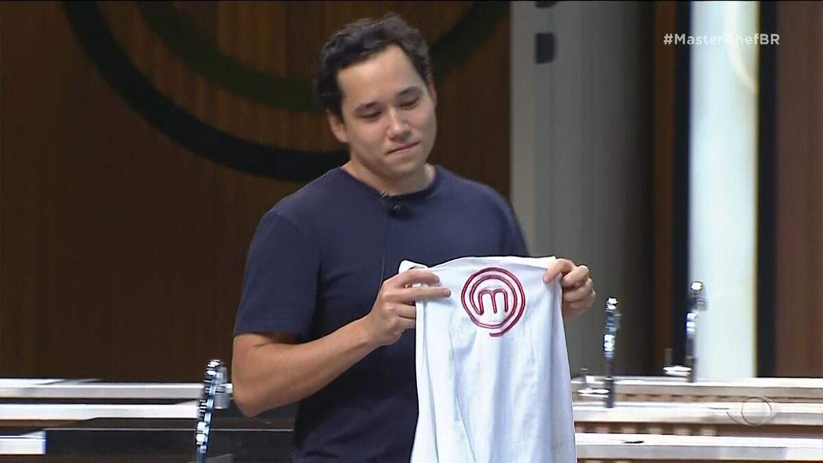 Seiji segura avental antes de ser eliminado do MasterChef Brasil 10