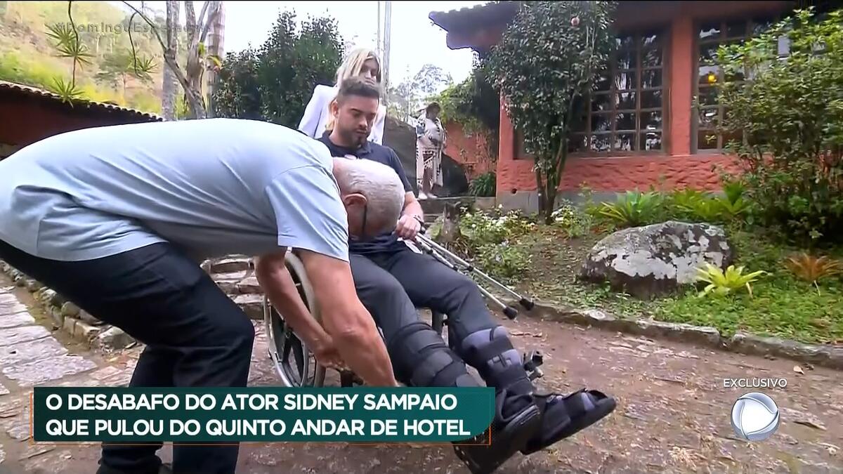 Ator Sidney Sampaio recebe ajuda para andar de cadeira de rodas