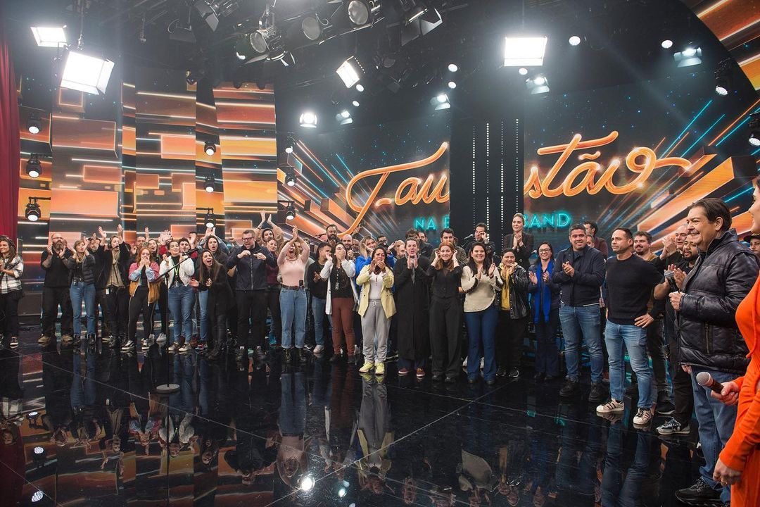 Equipe de Faustão reunida no palco da atração aplaudem o apresentador