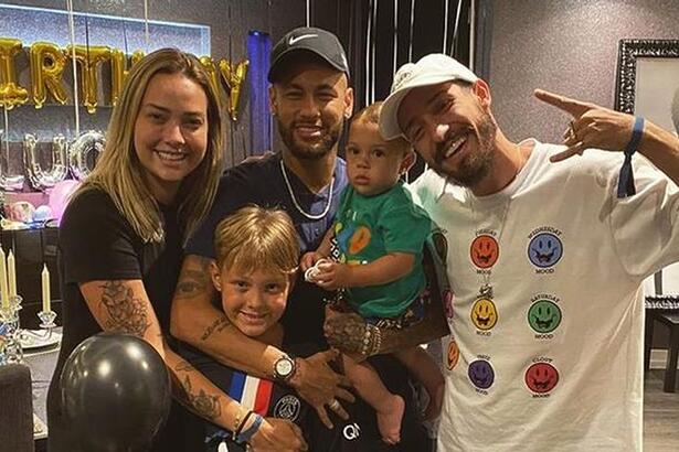 Vinicius Martinez, Neymar, Carol Dantas e Davi Lucca posando juntos