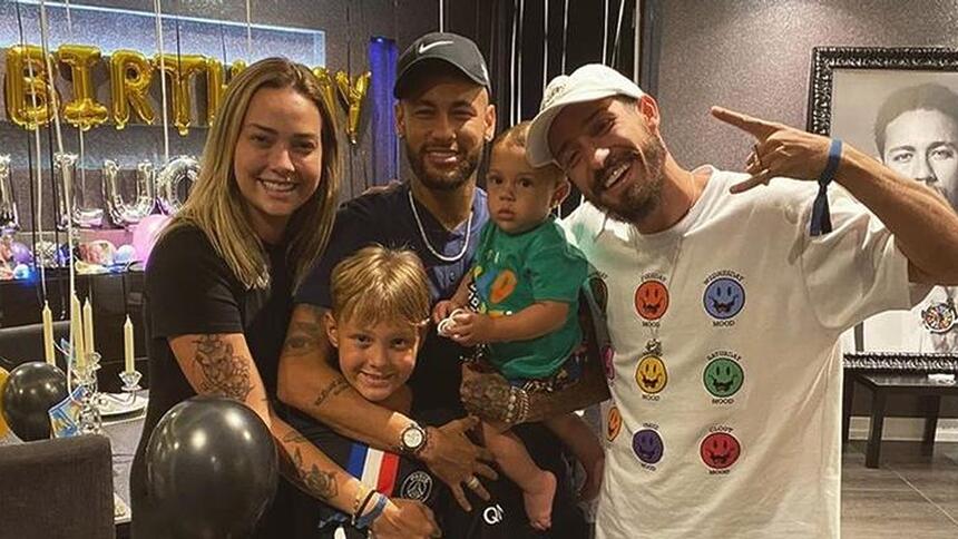 Vinicius Martinez, Neymar, Carol Dantas e Davi Lucca posando juntos