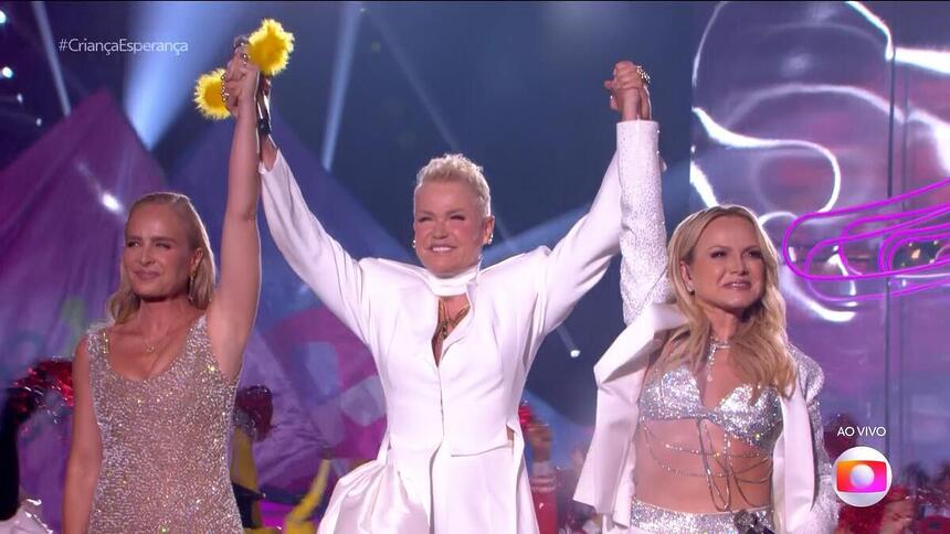 Xuxa de mãos dadas com Eliana e Angélica durante show no Criança Esperança