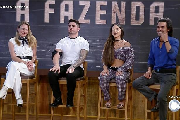 Rachel Sheherazade, Lucas Souza, Nathalia Valente e André Gonçalves sentados no banquinho da 1ª Roça de A Fazenda