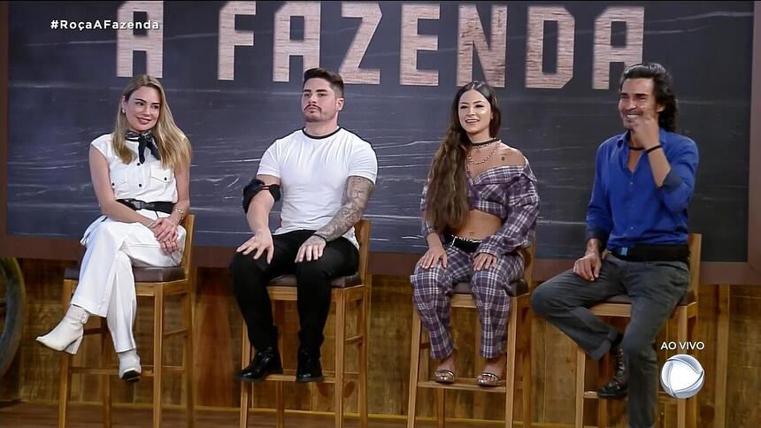 Rachel Sheherazade, Lucas Souza, Nathalia Valente e André Gonçalves sentados no banquinho da 1ª Roça de A Fazenda