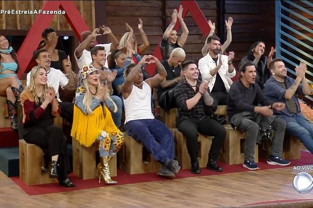 18 peões de A Fazenda 15 batendo palmas no deck, na final da pré-estreia do reality show
