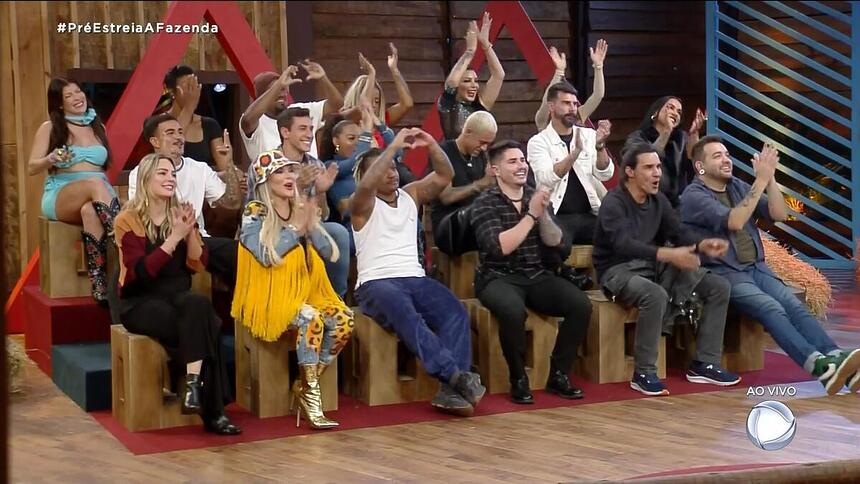 18 peões de A Fazenda 15 batendo palmas no deck, na final da pré-estreia do reality show