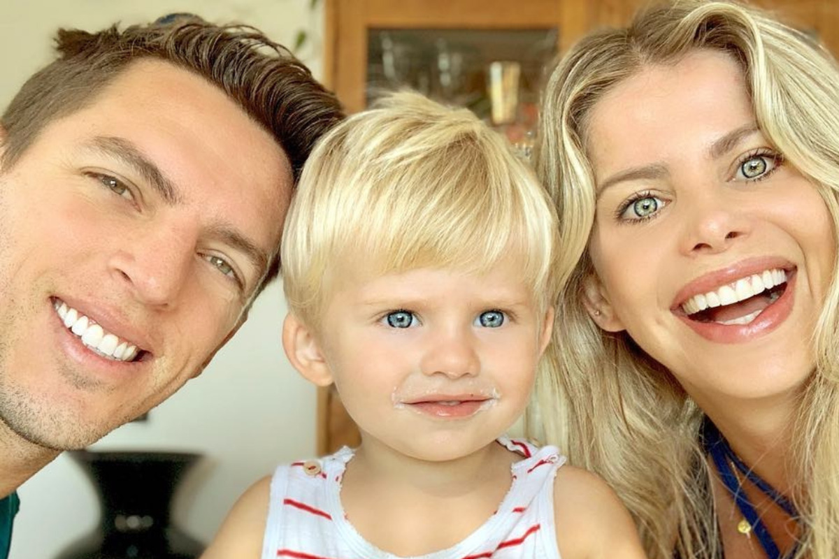 Amaury sorrindo ao lado de Enrico e Karina Bacchi
