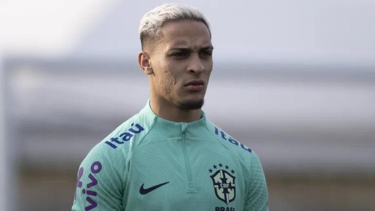 Antony em trecho de um treino da Seleção Brasileira