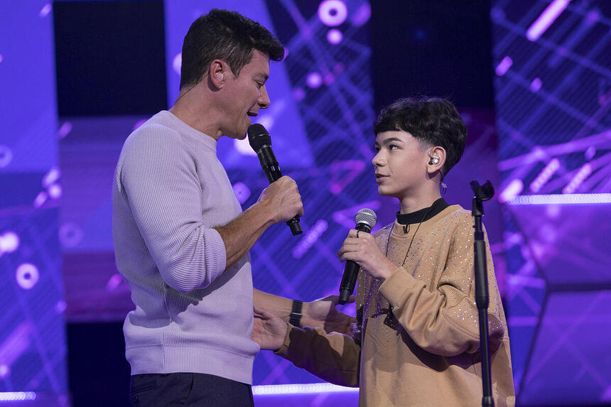 Rodrigo Faro conversa com Gabriel Rau na segunda semifinal do Canta Comigo Teen 4