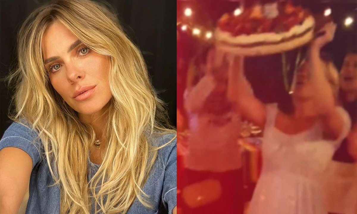 Carolina Dieckmann com cabelo loiro, solto, de camisa cinza, com semblante sério fazendo selfie; Carolina Dieckmann de vestido branco, segurando o bolo com as duas mãos pra cima durante festa de aniversário