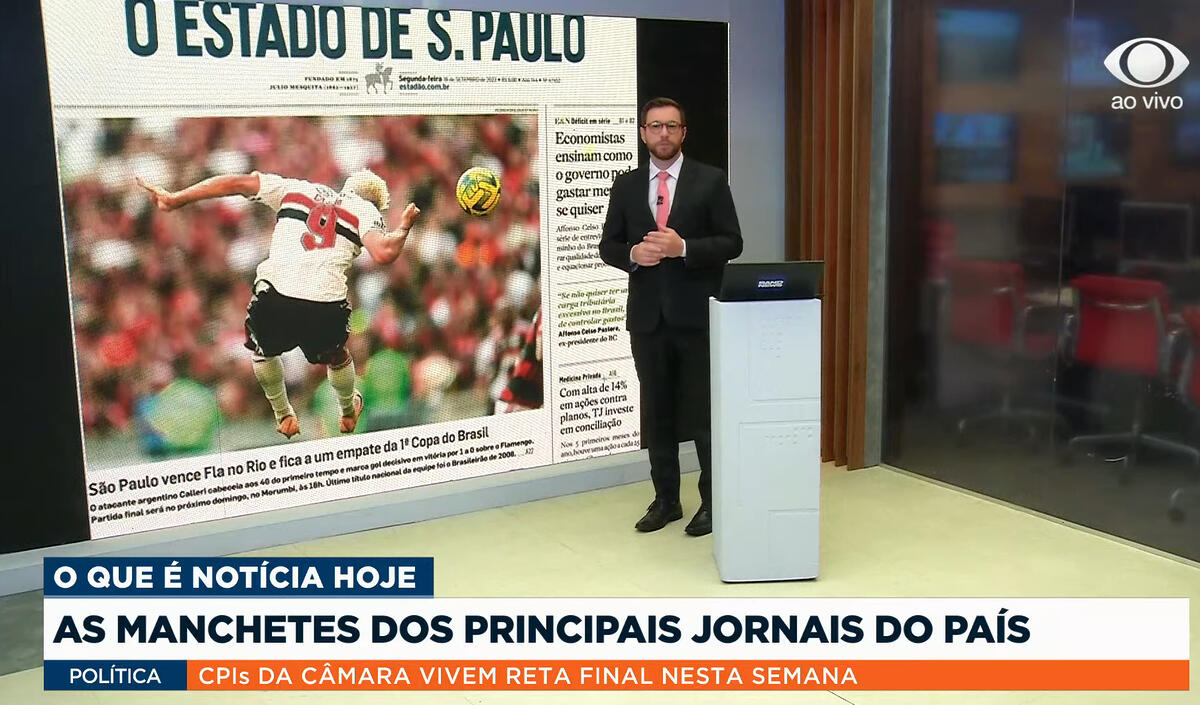 Cassius Zeilmann apresentando um telejornal no estúdio da BandNews TV