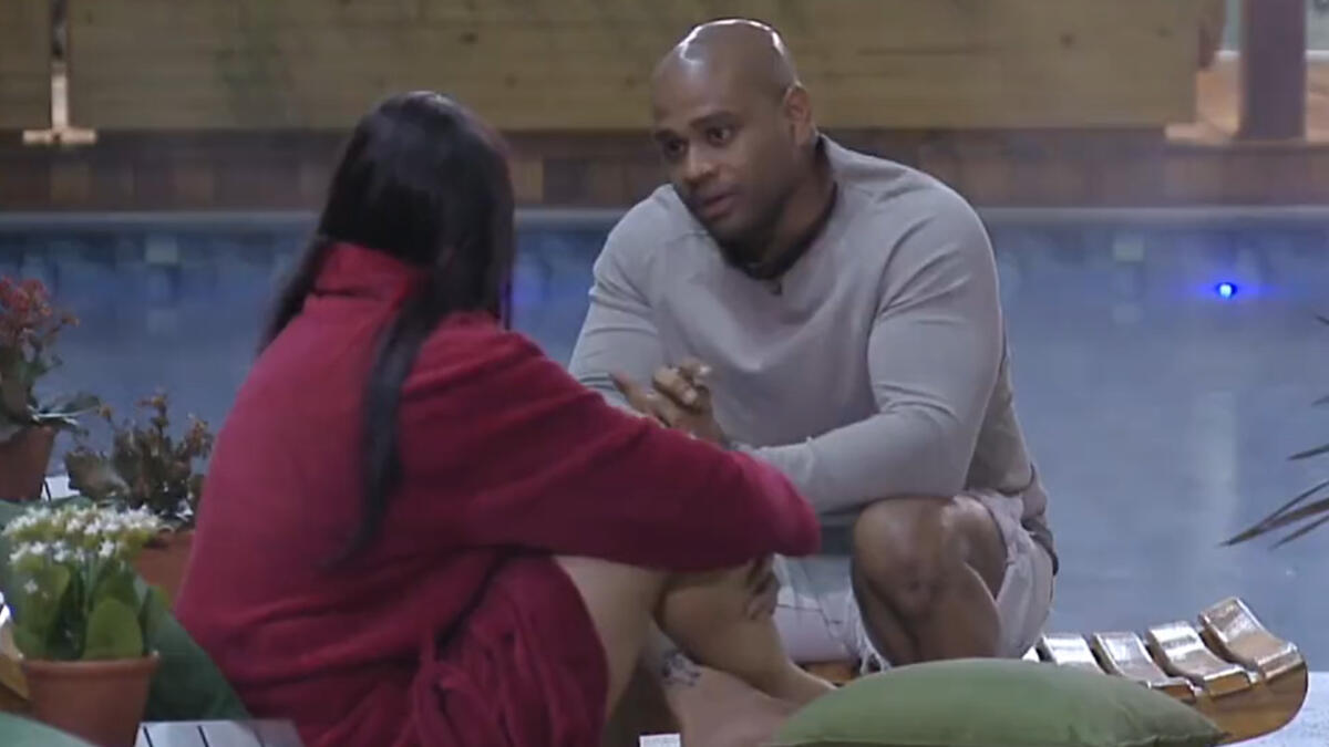 Cezar Black e Alicia X em conversa na área externa de A Fazenda 15