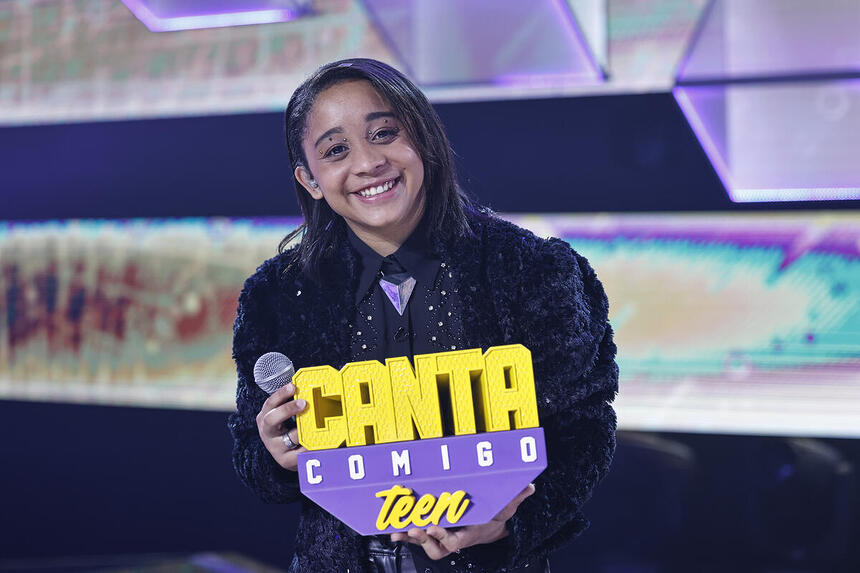 Clarinha Teixeira segurando o troféu de campeã do Canta Comigo Teen 4