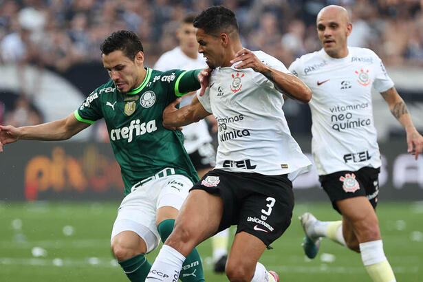 Jogadores de Corinthians e Palmeiras disputando a bola no clássico pelo Brasileirão