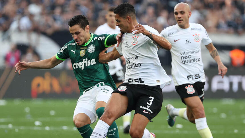 Jogadores de Corinthians e Palmeiras disputando a bola no clássico pelo Brasileirão