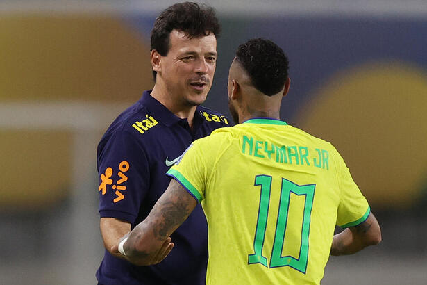 Fernando Diniz e Neymar em trecho de jogo da Seleção Brasileira