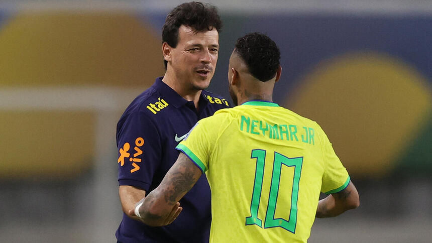 Fernando Diniz e Neymar em trecho de jogo da Seleção Brasileira