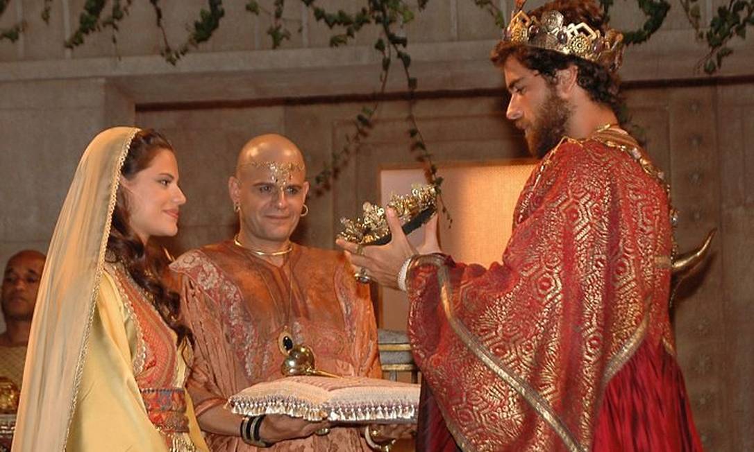 Gabriela Durlo, André Di Mauro e Marco Pitombo em cena da minissérie A História de Ester