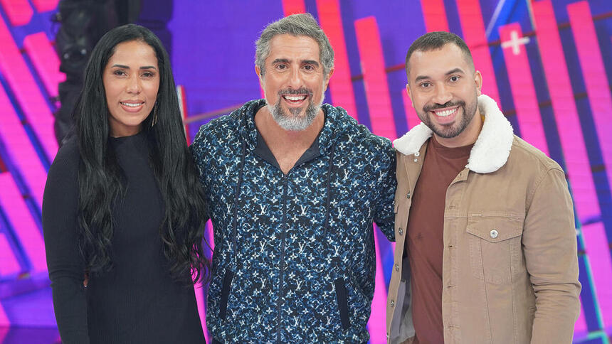 Gil do Vigor e Janielle Nogueira, ao lado de Marcos Mion, no palco do Caldeirão