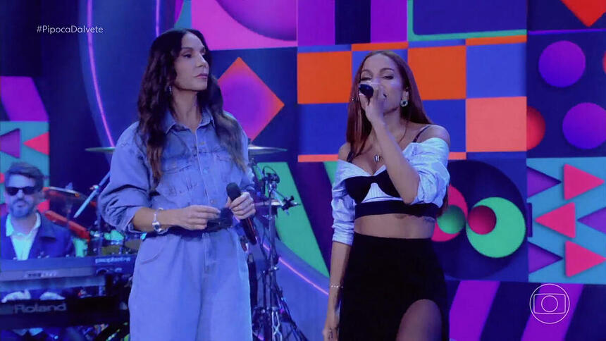 Ivete Sangalo e Anitta cantando juntas no palco do Pipoca da Ivete