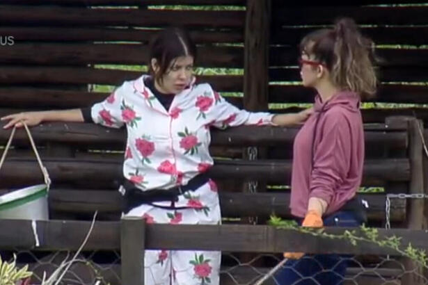 Jaquelline e Nadja em conversa em A Fazenda 15