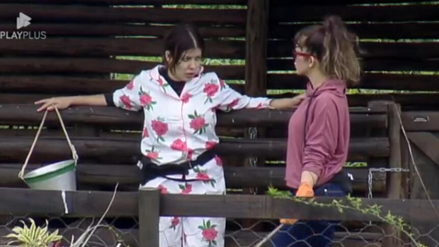 Jaquelline e Nadja em conversa em A Fazenda 15