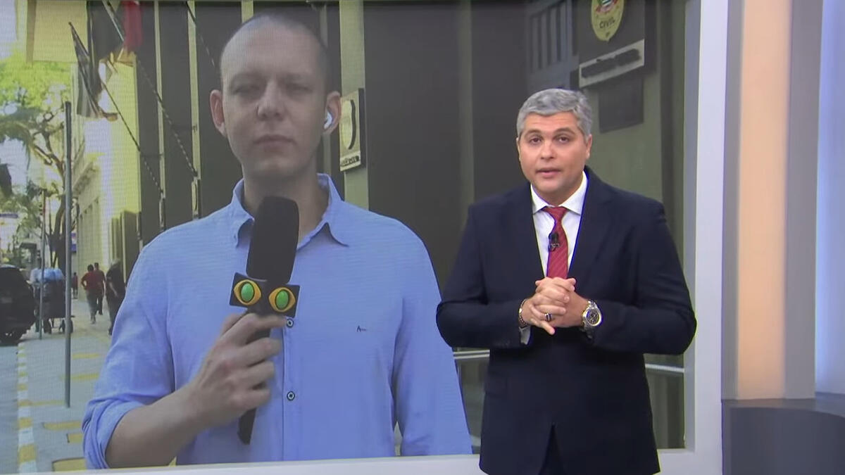 Joel Datena em trecho do Bora Brasil em frente ao telão