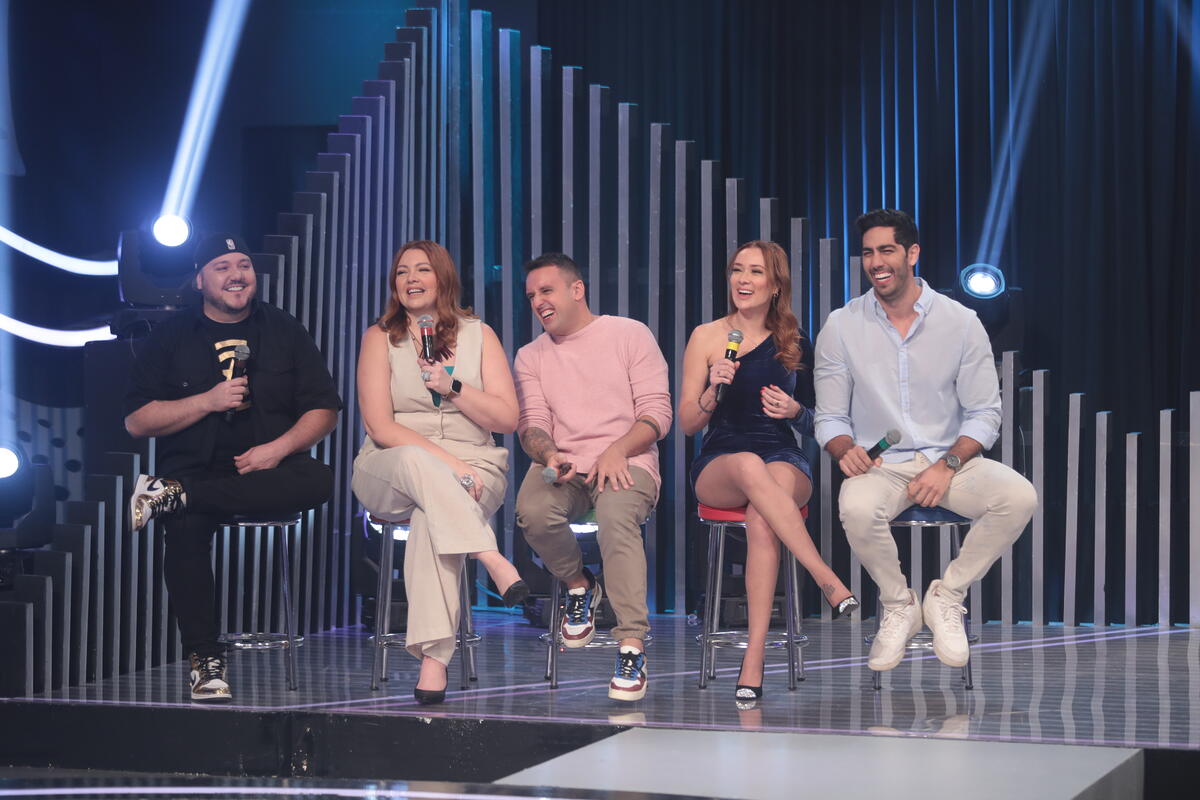 Rodrigo Cáceres, Arianna Nutt, Rodrigo Capella, Xanda Dias e Jonathan Nemer em trecho do Jogo do Banquinho no Programa Raul Gil