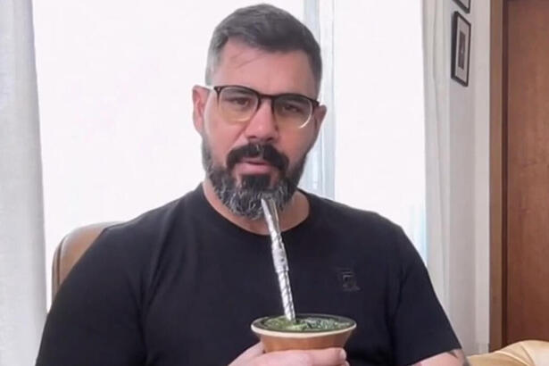 Juliano Cazarré tomando chimarrão e participando do Encontro por videoconferência