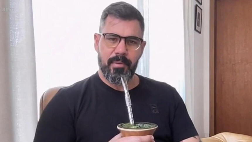 Juliano Cazarré tomando chimarrão e participando do Encontro por videoconferência