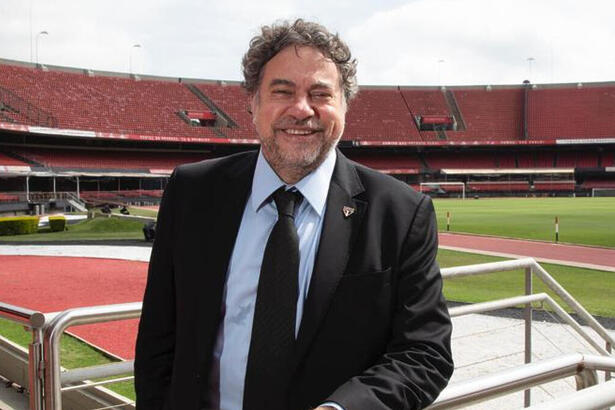 Júlio Casares, presidente do São Paulo, em foto posada no estádio do Morumbi