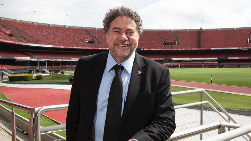 Júlio Casares, presidente do São Paulo, em foto posada no estádio do Morumbi