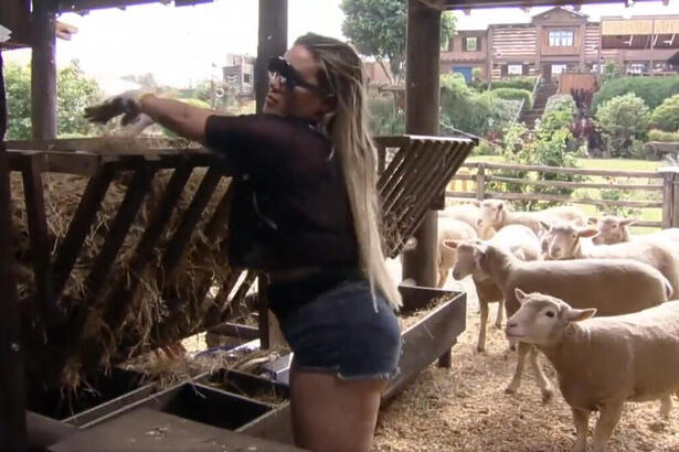 Kally Fonseca durante o trato das ovelhas em A Fazenda 15