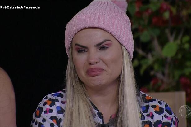 Kally Fonseca com toca rosa na cabeça chorando na primeira atividade de A Fazenda 15
