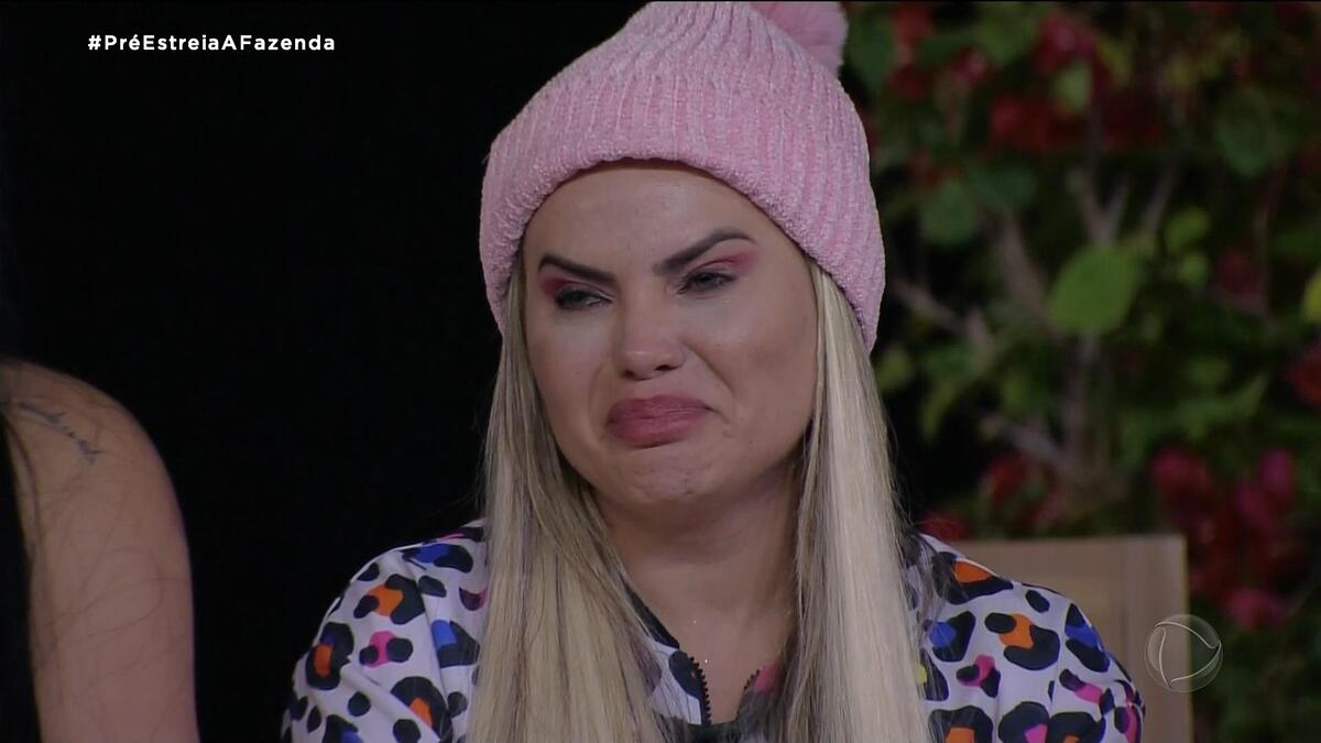 Kally Fonseca com toca rosa na cabeça chorando na primeira atividade de A Fazenda 15