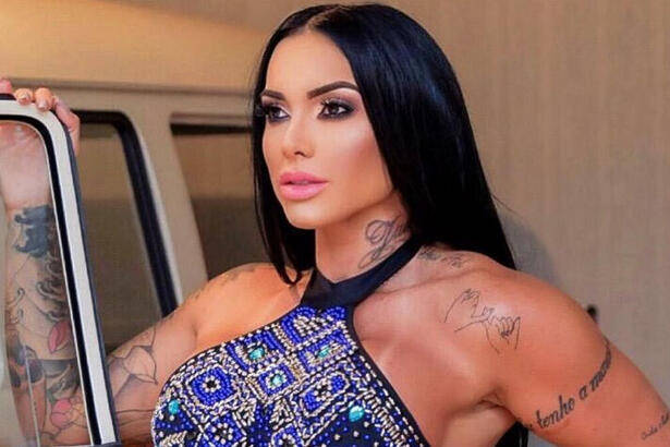 Kamila Simioni em foto posada na frente de uma combi