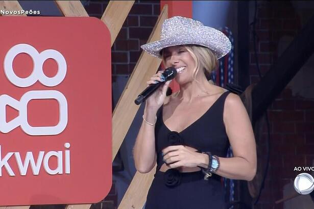 Adriane Galisteu ao lado do logo do Kwai que patrocina a festa de A Fazenda 15