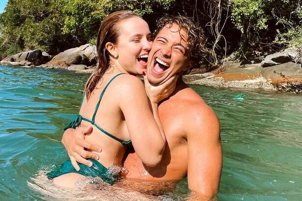 Larissa Manoela e André Luiz Frambach posando abraçados em um lago