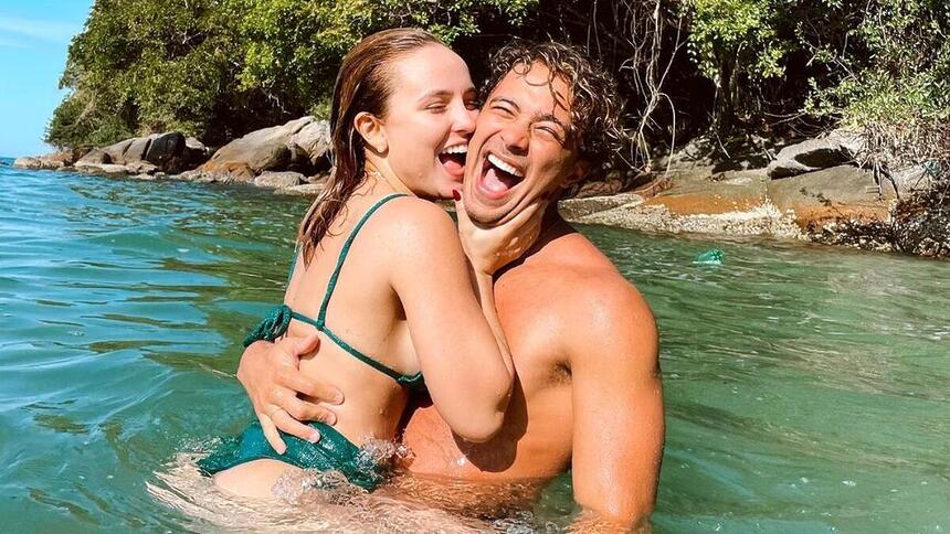 Larissa Manoela e André Luiz Frambach posando abraçados em um lago