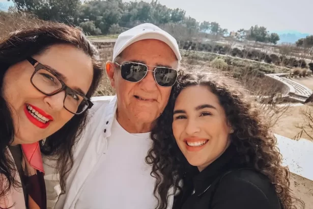 Lilian, Livian e Renato Aragão sorrindo durante viagem