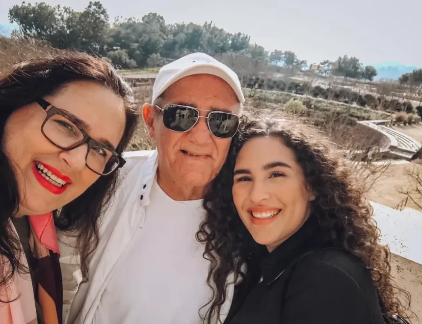 Lilian, Livian e Renato Aragão sorrindo durante viagem